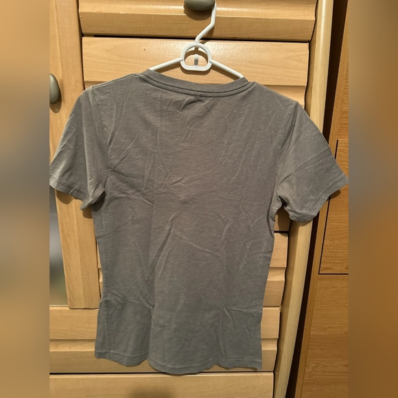 SALE DC size small y2k grey v neck tee great condition didn't fit me - Picture 3 of 4